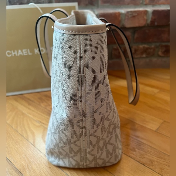**SOLD** Michael Kors Vanilla Monogram Jet Set Travel Tote - Picture 6 of 14